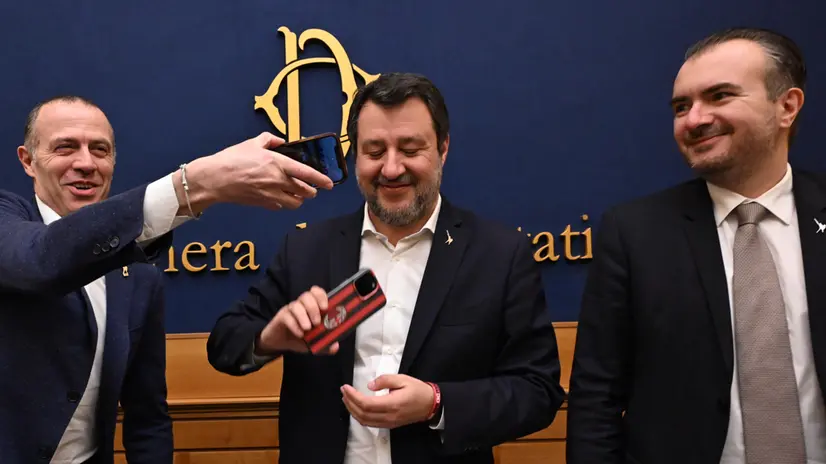 (da sinistra) Il capogruppo della Lega al Senato, Massimiliano Romeo, il segretario della Lega, vicepresidente del Consiglio dei Ministri e ministro dei Trasporti e Infrastrutture, Matteo Salvini, il capogruppo alla Camera, Riccardo Molinari, nel corso della presentazione "Tutta Salute, 10 proposte per potenziare la sanità italiana", Roma 26 marzo 2025. ANSA/MAURIZIO BRAMBATTI