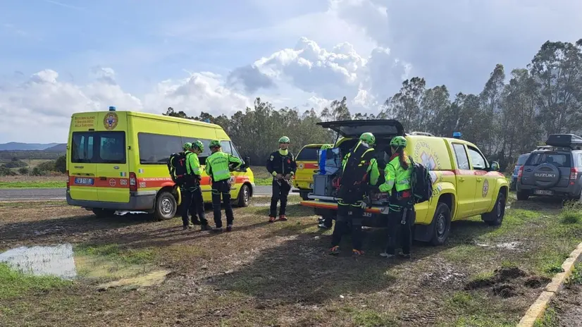 Sono riprese questa mattina le ricerche di Davide Manca, il velista disperso nell'area di Monte Arcosu a Siliqua durante il nubifragio nella notte tra sabato e domenica. Il giovane, impegnato in una escursione insieme a un gruppo di altre otto persone, è stato trascinato via dall'acqua mentre a bordo del fuoristrada cercava di raggiungere il rifugio. Questa mattina i vigili del fuoco e il Soccorso alpino sono arrivati nell'area di Siliqua. Ingente il dispiegamento di forze: i vigili del fuoco sono impegnati con il Nucleo elicotteri di Alghero, otto soccorritori del Nucleo alpino fluviale, i colleghi del Nucleo cinofili e gli specialisti dal Sapr che si occupano di pilotare i droni. ANSA/US SOCCORSO ALPINO E SPELEOLOGICO +++ NO SALES, EDITORIAL USE ONLY +++ NPK +++