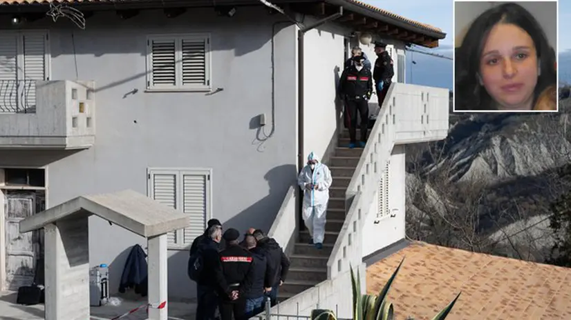 Nella combo, il luogo del delitto e - nel riquadro - la vittima, Emanuela Massicci, uccisa dal marito nella loro villetta a Ripaberarda, piccola frazione del comune di Castignano in provincia di Ascoli Piceno, 19 dicembre 2024. ANSA / SANDRO PEROZZI (NPK)
