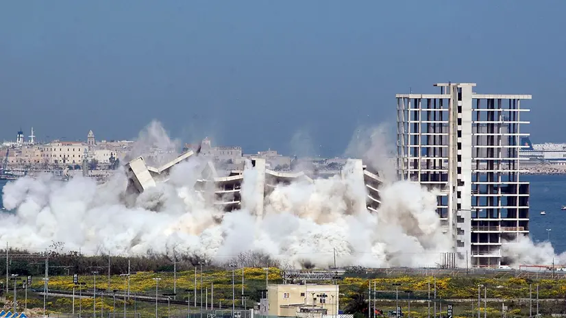 BARI: ABBATTIMENTO PUNTA PEROTTI : NELLA FOTO UNA FASE DELL'IMPLOSIONE.FOTO ANSA-LUCA TURI