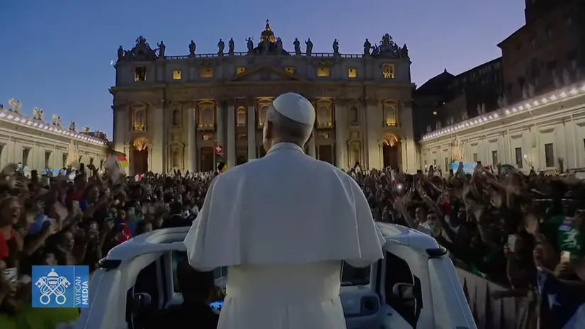 Papa Leone a sorpresa è arrivato a piazza San Pietro per salutare le migliaia di giovani presenti alla messa di benvenuto del Giubileo dei Giovani, Città del Vaticano, 29 luglio 2025. ANSA/FERMO IMMAGINE DIRETTA VATICAN MEDIA +++FOTO DIFFUSA DALL'UFFICIO STAMPA - USARE SOLO PER ILLUSTRARE OGGI LA NOTIZIA INDICATA NEL TITOLO - NON ARCHIVIARE - NON VENDERE - NON USARE PER FINI NON GIORNALISTICI - NPK+++
