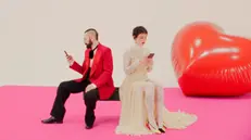Un frame del video di Cuoricini, ultimo tormentone dei Coma_Cose