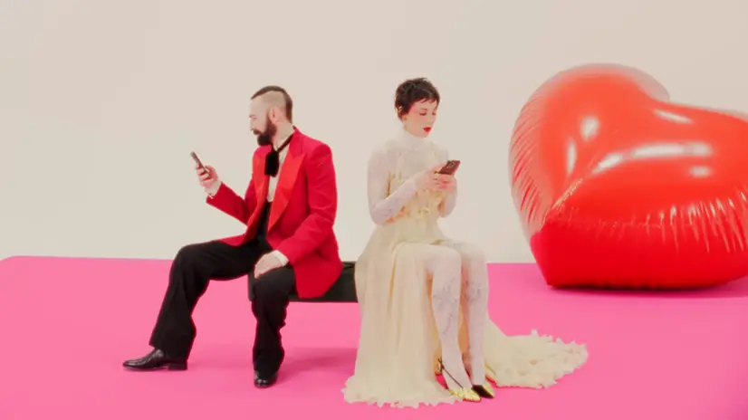 Un frame del video di Cuoricini, ultimo tormentone dei Coma_Cose
