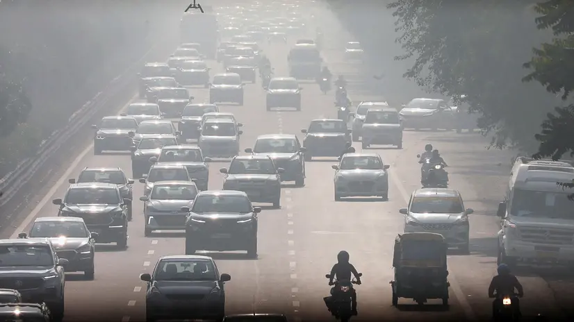 epa11715590 Vehicles move on a street amid heavy smog near New Delhi, India, 12 November 2024. The National Capital Region's Air Quality Index (AQI) continues to label New Delhi in the 'very poor' to 'severe' category, amid rising concerns over deteriorating air quality. According to the Central Pollution Control Board, the overall AQI was recorded at 349 as of 9 am Indian time. As part of its measures to tackle air pollution, the Municipal Corporation of Delhi (MCD) is planning to double car parking charges to discourage the usage of private vehicles. EPA/HARISH TYAGI