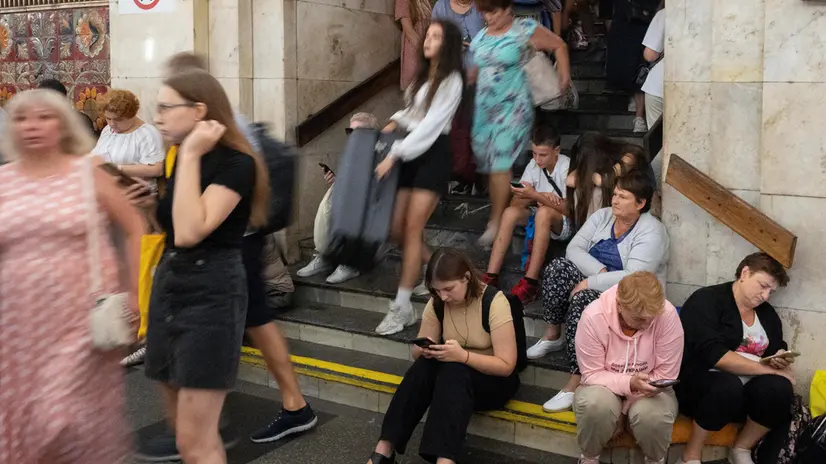 epa11565515 People take shelter from shelling at a metro station in Kyiv, Ukraine, 26 August 2024, after morning combined shelling around all of the territory of Ukraine. Ukrainian President Volodymyr Zelensky wrote on his telegram channel that Ukraine experienced a heavy Russian missile and drone attack. The attack targeted critical civilian infrastructure across the country, resulting in casualties and injuries. The Ukrainian president expressed his condolences to the victims' families and assured that injured people are receiving necessary assistance. Russian troops entered Ukrainian territory on 24 February 2022, starting a conflict that has provoked destruction and a humanitarian crisis. EPA/DANYLO ANTONIUK