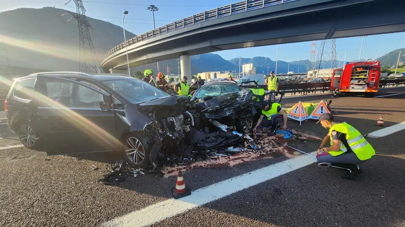 L'incidente è avvenuto poco prima delle ore 5.15, una vettura sarebbe entrata al casello Bolzano sud sulle carreggiata sud dell'autostrada dirigendosi poi però contromano in direzione nord, causando così lo scontro frontale con un'altra macchina. ANSA