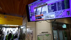 epa12271893 A television screen at a train station shows tsunami news report following a 8.7 magnitude quake that occured off the Kamchatka Peninsula, in Tokyo, Japan, 30 July 2025. The Japan Meteorological Agency issued a tsunami warning after M8.7 quake hit off Kamchatka Peninsula. Several railway companies suspended some train services following the tsunami warning. EPA/FRANCK ROBICHON