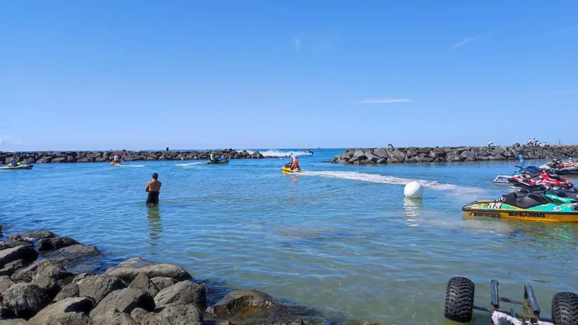 Dopo aver riposto per alcuni giorni, causa maltempo, costumi e teli, sul litorale romano è tornata oggi la voglia di mare, tuffi e tintarelle. Buona l'affluenza di romani e anche turisti stranieri che, complice la gradevole temperatura sui 25 gradi, stanno gradualmente raggiungendo le spiagge di Ostia, Fiumicino, Fregene ed altre località a sud e nord di Roma, 21 settembre 2024. ANSA/ TELENEWS