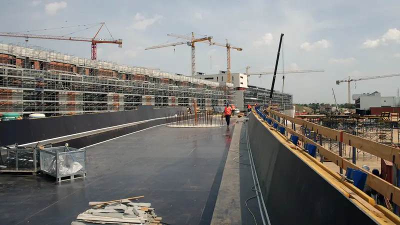 Palazzi in costruzione a Sanpolino nel maggio del 2007 - Archivio Eden/GdB © www.giornaledibrescia.it