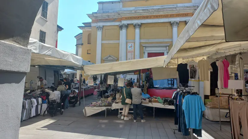Il mercato si tiene nel cuore della cittadina - © www.giornaledibrescia.it