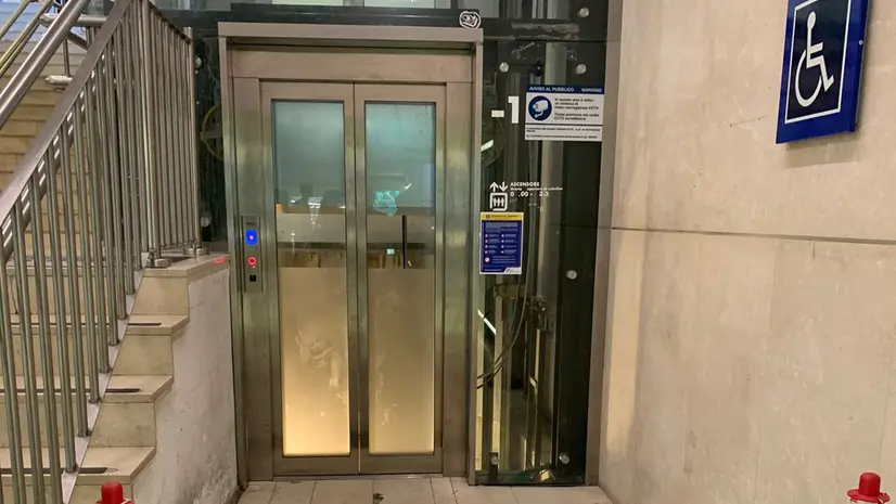Uno degli ascensori non funzionanti in stazione - © www.giornaledibrescia.it