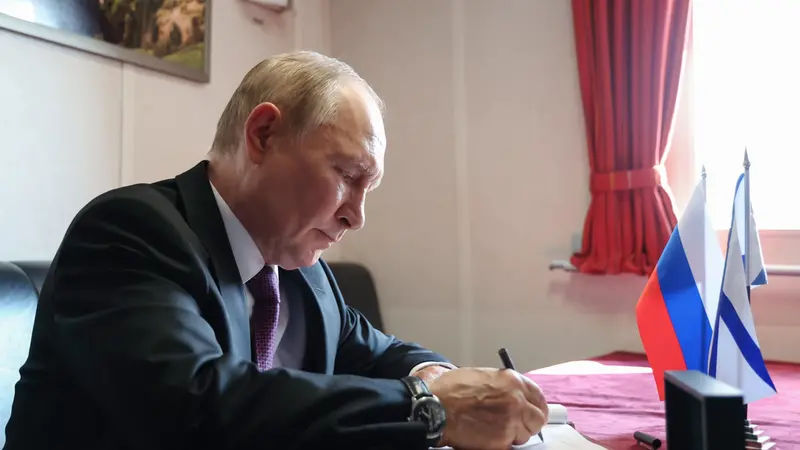 epa12265947 Russian President Vladimir Putin leaves a note in the book of honored guests of the frigate ‘Admiral Grigorovich’ during Navy Day celebrations in St. Petersburg, Russia, 27 July 2025. EPA/ALEXANDER KAZAKOV / SPUTNIK / KREMLIN POOL KREMLIN POOL / MANDATORY CREDIT