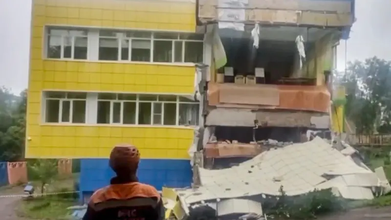 epa12272022 A still image taken from a handout video provided by the Russian Emergencies Ministry shows a rescuer standing near a damaged kindergarten following an earthquake, in Petropavlovsk-Kamchatsky, Kamchatka Krai, Russia, 30 July 2025. A 8.8 magnitude earthquake struck off Russia's Kamchatka Peninsula on 30 July, triggering tsunami warnings and evacuation orders. EPA/RUSSIAN EMERGENCIES MINISTRY HANDOUT --BEST QUALITY AVAILABLE--HANDOUT EDITORIAL USE ONLY/NO SALES