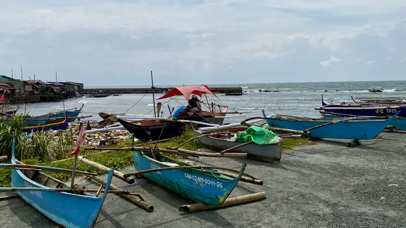 epa12272026 Wooden fishing boats are secured on high-ground along a coastline in Cavite, Philippines, 30 July 2025. The Philippine Institute of Volcanology and Seismology (Phivolcs) warned coastal communities in the country facing the Pacific Ocean of potential tsunami waves caused by a powerful magnitude 8.7 earthquake in Kamchatka, Russia. EPA/FRANCIS R. MALASIG