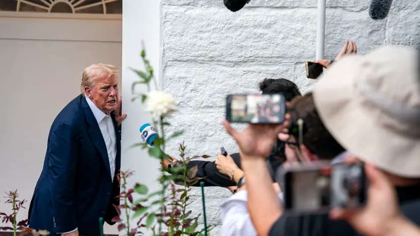 epa12271574 US President Donald Trump stops to speak to reporters near the Rose Garden of the White House in Washington, DC, USA, 29 July 2025. The president, returning from a trip to the United Kingdom, responded to questions about the shooting in Manhattan, the war in Ukraine, and tariffs. EPA/BONNIE CASH / POOL