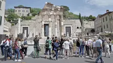 Visitatori davanti al Capitolium - © www.giornaledibrescia.it