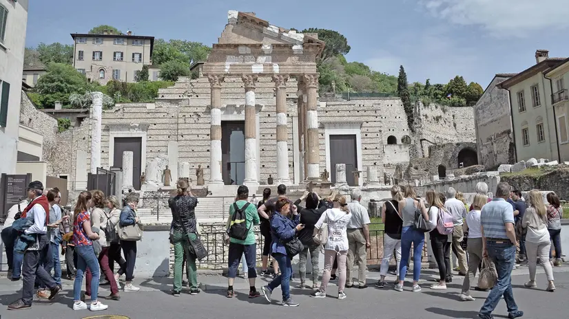 Visitatori davanti al Capitolium - © www.giornaledibrescia.it