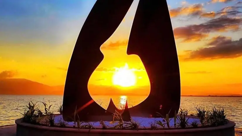 «Inside Two Sails» è la scultura più alta del lago di Garda