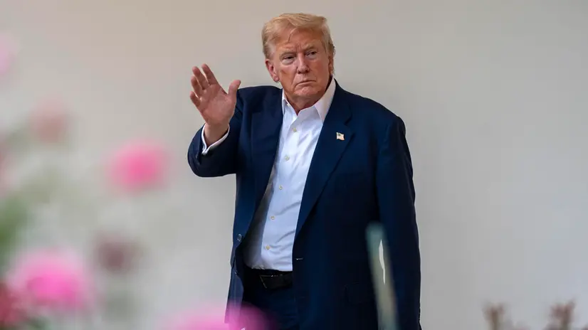 epa12271578 US President Donald Trump waves to reporters near the Rose Garden of the White House in Washington, DC, USA, 29 July 2025. The president, returning from a trip to the United Kingdom, stopped to respond to questions about the shooting in Manhattan, the war in Ukraine, and tariffs. EPA/BONNIE CASH / POOL
