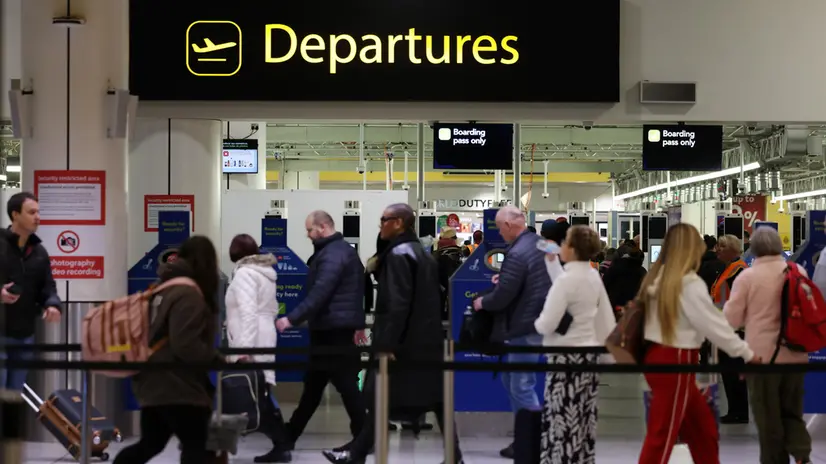 epa11846863 Passengers queue for check-in at the departure hall at Gatwick Airport in London, Britain, 23 January 2025. The British government is considering airport expansions in London. Plans for a third runway at Heathrow and a second runway at Gatwick are under review by the Treasury in an effort to boost growth. Transport Secretary Heidi Alexander has a deadline of 27 February to decide whether to permit Gatwick to bring its existing emergency northern runway into routine use. EPA/ANDY RAIN