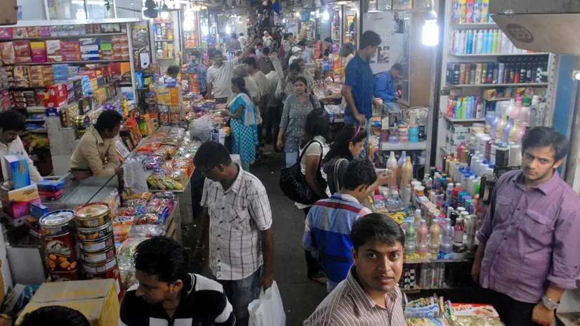 epa03398612 Indian customers are busy shopping at the whole sale and retail market in Mumbai, India, 15 September 2012. India decided 14 September to open its retail sector to foreign supermarkets, in what could be a major economic reform that had been blocked last year due to political opposition. The cabinet committee on economic affairs (CCEA), headed by Prime Minister Manmohan Singh, decided to permit up to 51-per-cent foreign direct investment in companies such as department stores that sell items from multiple brands, Commerce Minister Anand Sharma announced in New Delhi. Global chains like Wal-Mart Stores Inc and Tesco Plc have already expressed an interest in entering India's lucrative 500-billion-dollar multi-brand retail sector. Decades ago, India banned foreign ownership in main business sectors. EPA/DIVYAKANT SOLANKI
