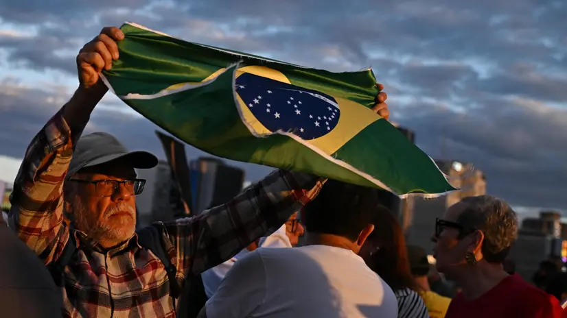 epa12230515 People participate in a protest against Donald Trump's US tariffs, at the central bus station in Brasilia, Brazil, 10 July 2025. Brazilian President Luiz Inacio Lula da Silva announced that he will try to negotiate with the United States to reverse the 50% tariff announced by his counterpart Donald Trump, and that if he fails, he will apply the same measure to US imports. EPA/Andre Borges