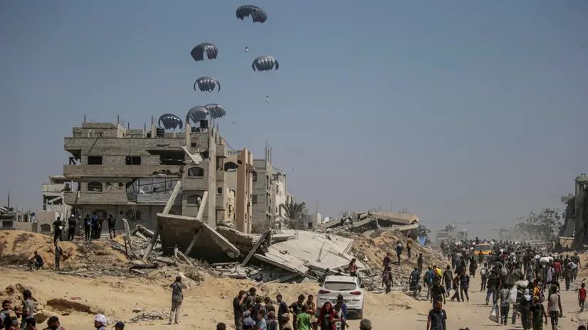 epaselect epa12265620 Humanitarian aid airdropped by the Royal Jordanian Army lands in the northern Gaza Strip, 27 July 2025. More than 130 Palestinians, the majority of whom children, have died of malnutrition in the Gaza Strip, the Palestinian Ministry of Health said on 27 July. EPA/MOHAMMED SABER