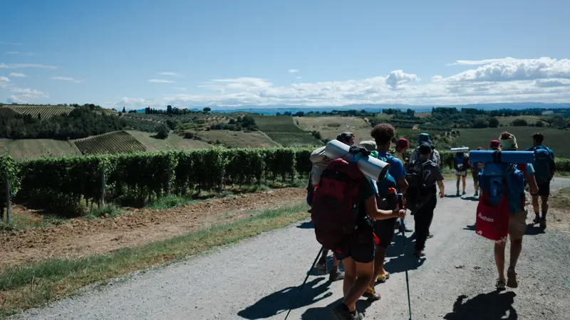 Un momento del cammino lungo la via Francigena