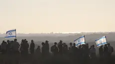 epa12273197 Israeli right-wing settlers march during a right-wing rally calling for the return of Jewish settlements in Gaza, at an area near the border overlooking the Gaza Strip, in southern Israel, 30 July 2025. EPA/ABIR SULTAN