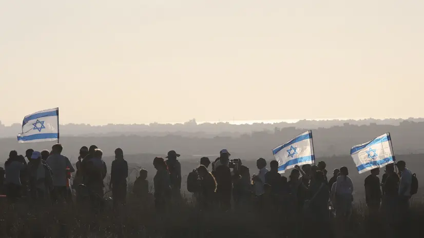 epa12273197 Israeli right-wing settlers march during a right-wing rally calling for the return of Jewish settlements in Gaza, at an area near the border overlooking the Gaza Strip, in southern Israel, 30 July 2025. EPA/ABIR SULTAN