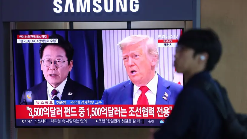 epa12273819 A television screen inside Seoul Station broadcasts a news report that US President Donald Trump's administration has agreed to impose 15 percent tariffs on South Korea, 10 percentage points lower than what was proposed, under a trade deal that would charge America no tariffs, in Seoul, South Korea, 31 July 2025. EPA/YONHAP SOUTH KOREA OUT