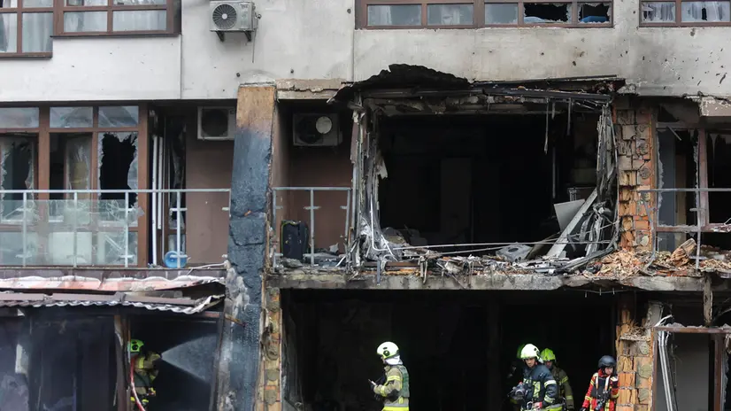 epa12250607 Ukrainian rescuers work at the site of a drone strike on a residential building in Kyiv, Ukraine, 21 July 2025, amid the Russian invasion. At least two people died and 15 people were injured after Russian forces launched an overnight large-scale combined attack with at least 24 missiles and 426 drones across Ukraine, the State Emergency Service (SES) of Ukraine reported. EPA/SERGEY DOLZHENKO