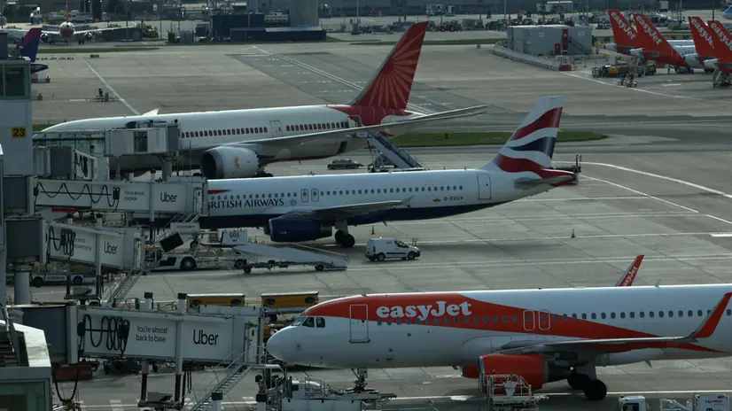 epa12273354 Planes on the tarmac at Gatwick Airport in Crawley, Britain, 30 July 2025. An air traffic control fault caused major disruption to flights in the UK. EPA/ANDY RAIN