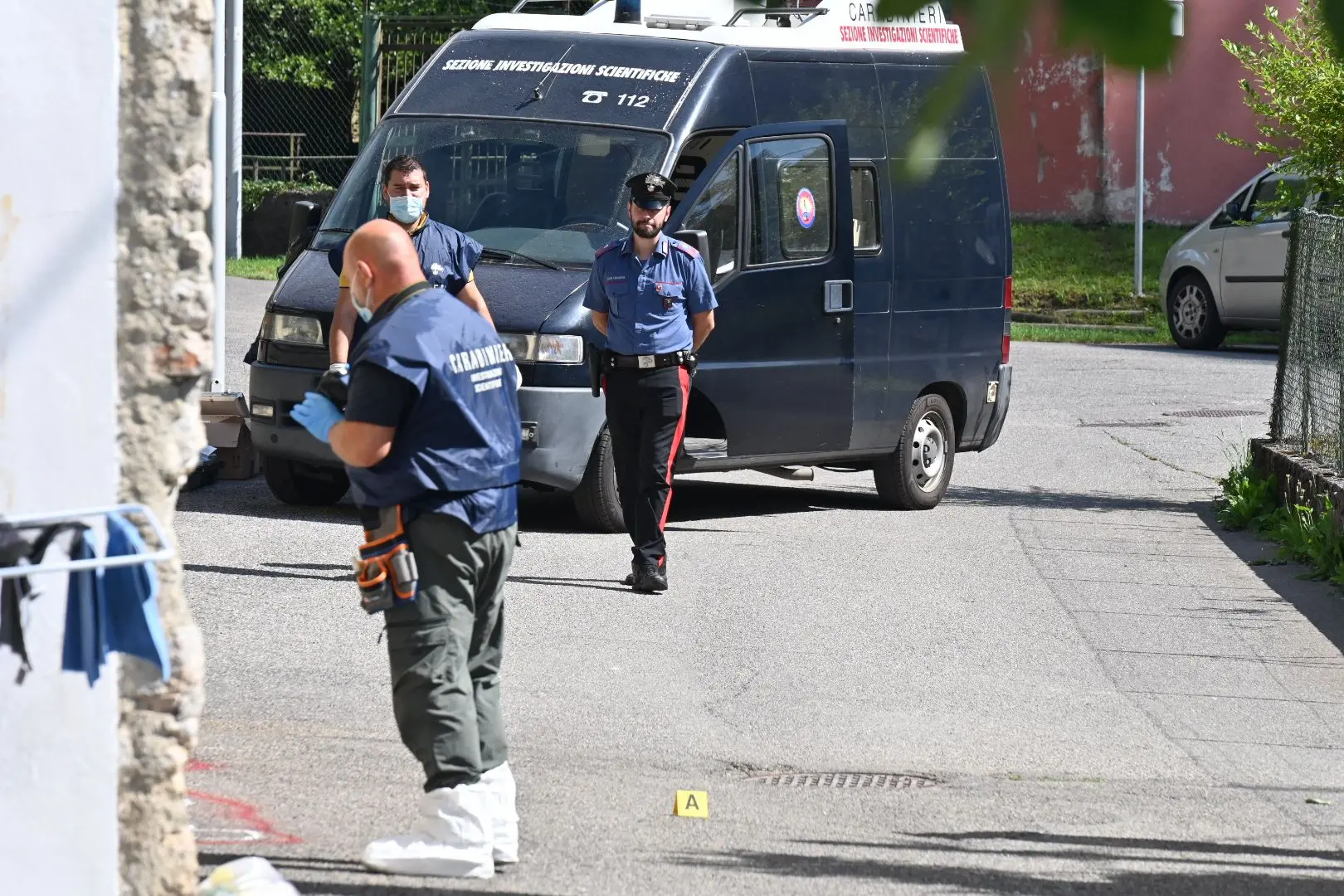I rilievi dopo l'accoltellamento a Gardone Val Trompia