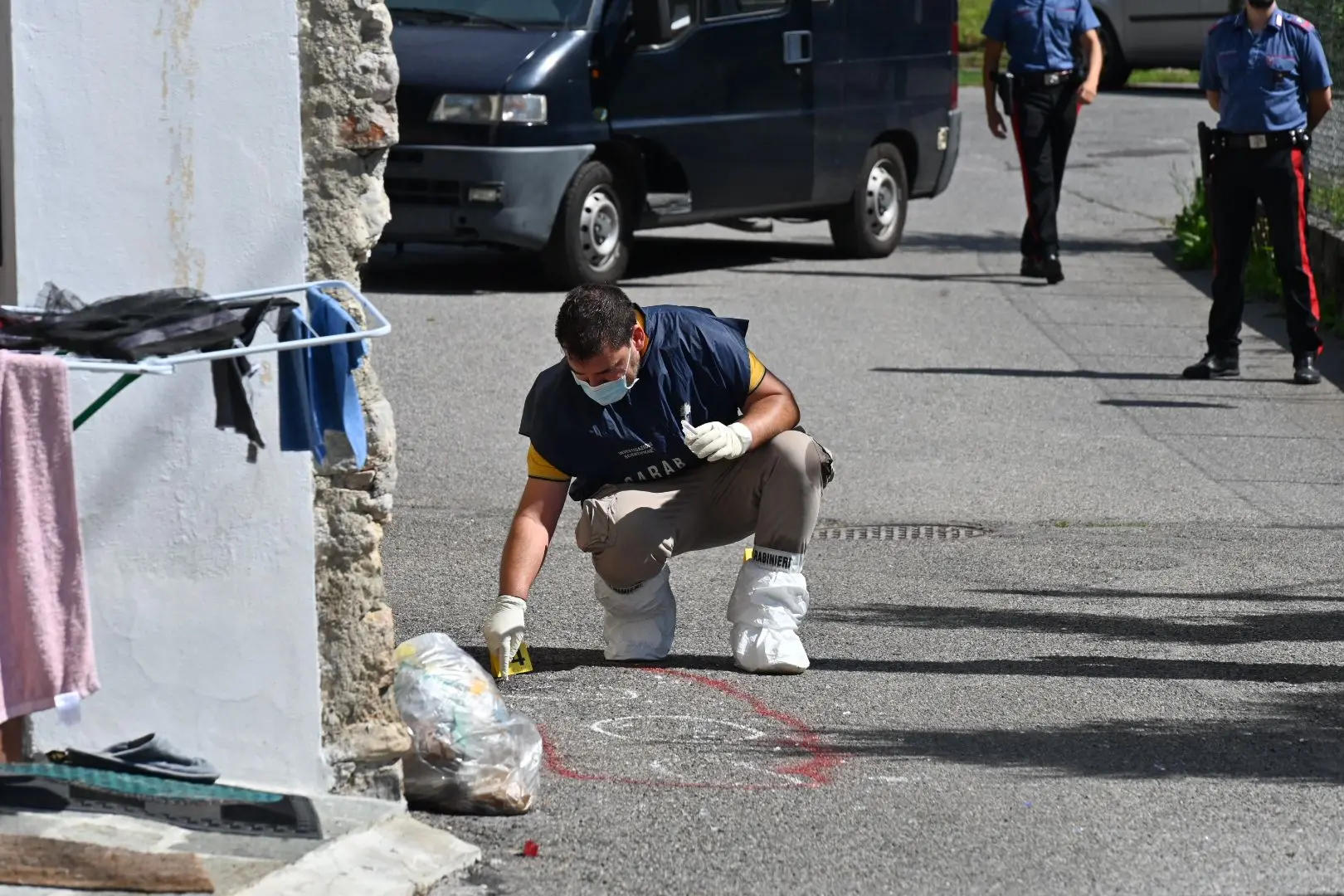 I rilievi dopo l'accoltellamento a Gardone Val Trompia