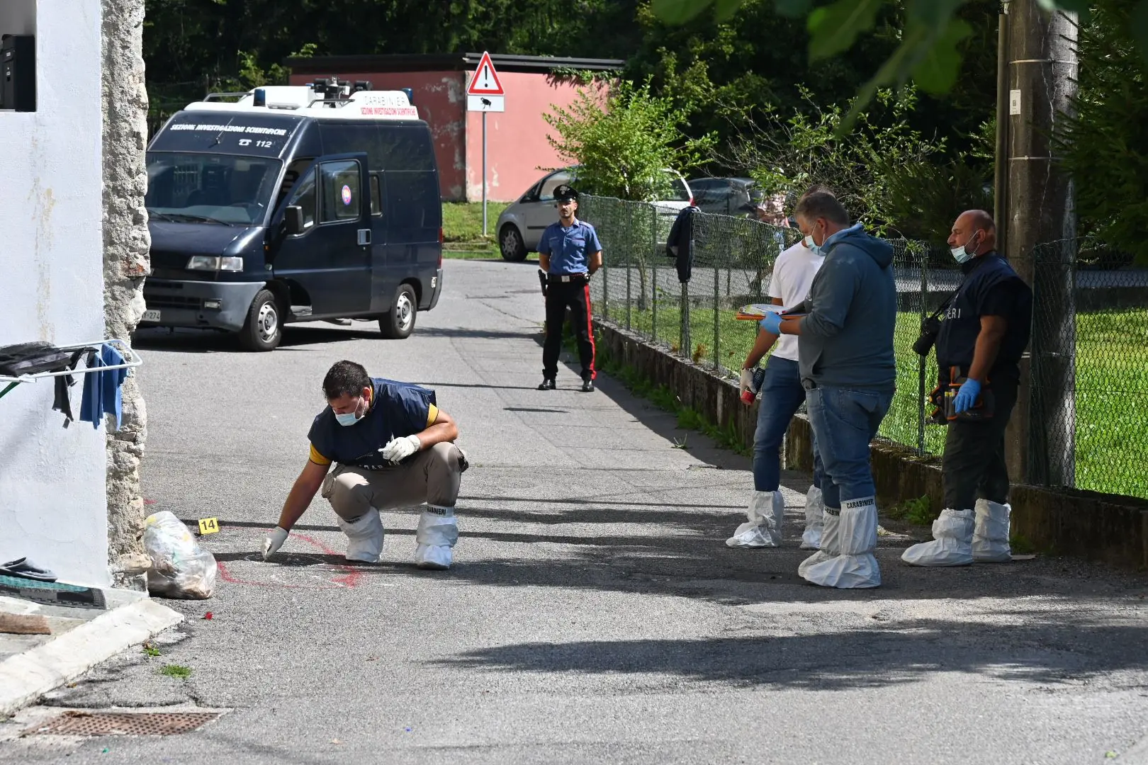I rilievi dopo l'accoltellamento a Gardone Val Trompia