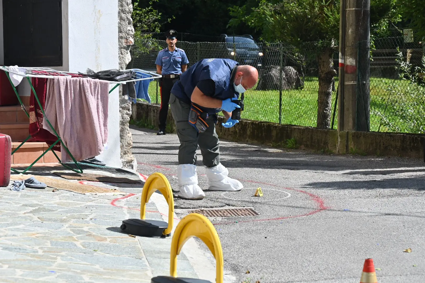 I rilievi dopo l'accoltellamento a Gardone Val Trompia