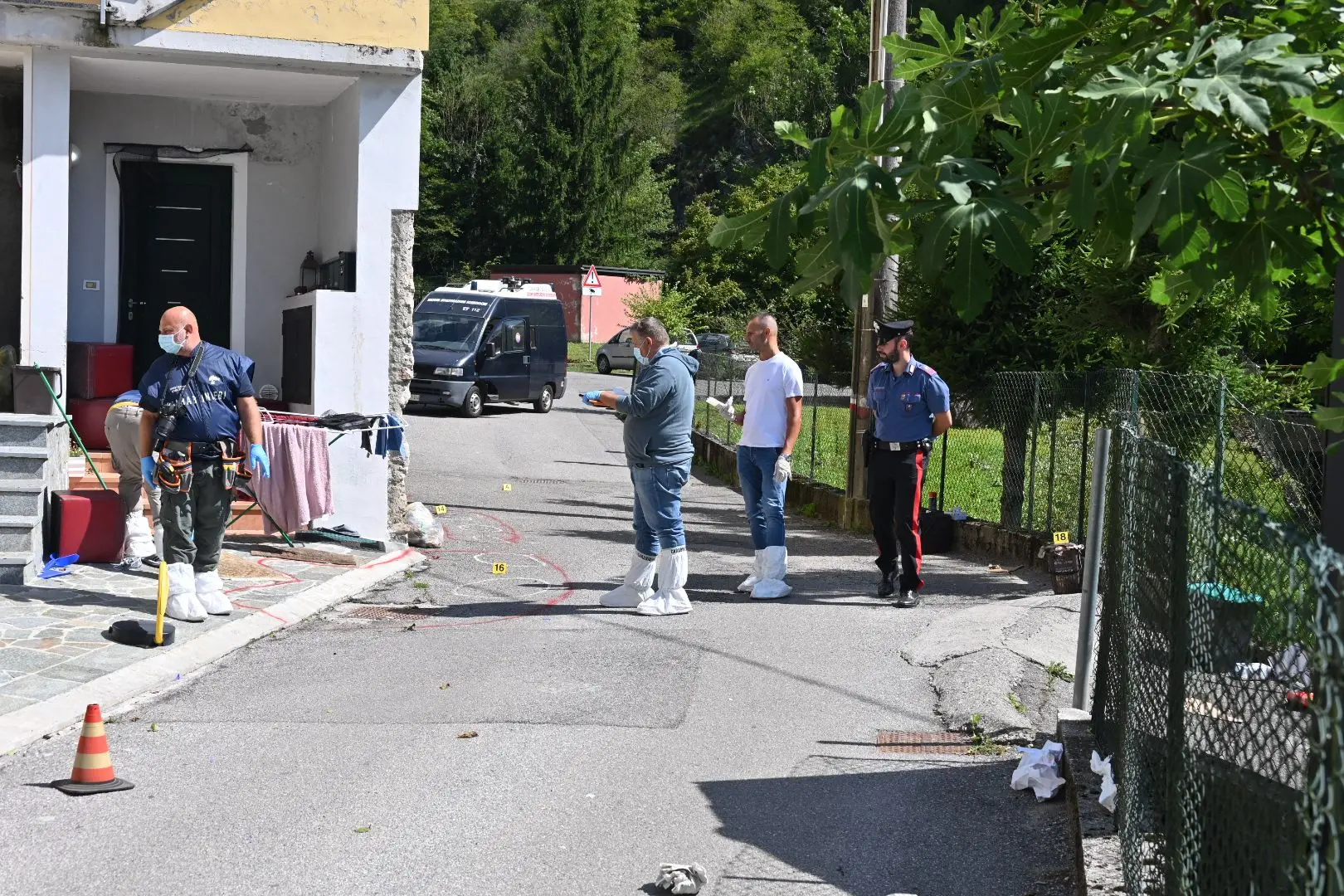 I rilievi dopo l'accoltellamento a Gardone Val Trompia