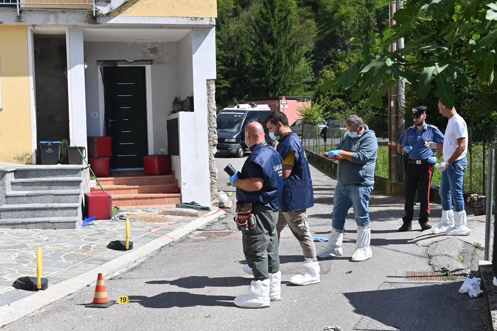 I rilievi dopo l'accoltellamento a Gardone Val Trompia