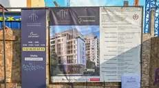 Una veduta del cantiere di via Valtellina a Milano, 7 novembre 2024. Il Nucleo di Polizia Economico Finanziaria della Gdf di Milano, in una delle molte inchieste sulla gestione urbanistica in città, ha sequestrato un'altra area urbana, all'angolo tra via Valtellina e via Lepontina, ossia il progetto "Scalo House", dove è stata realizzata una residenza universitaria e sono in corso di realizzazione due nuovi edifici. ANSA/ ANDREA FASANI