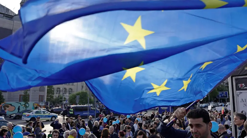 epa12087807 People shout slogans while waving EU flags during a pro-European rally ahead of the 18 May 2025 presidential runoff elections in downtown Bucharest, Romania, 09 May 2025. Thousands of people, including civil rights activists, gathered to support the European Union's core values after sovereignist candidate George Simion finished in first place during the first round of the presidential election re-run elections. Romanians celebrate Europe Day, also known as Schuman Day from the date of the Schuman Declaration, held on 09 May every year, celebrating peace and unity in Europe. EPA/ROBERT GHEMENT