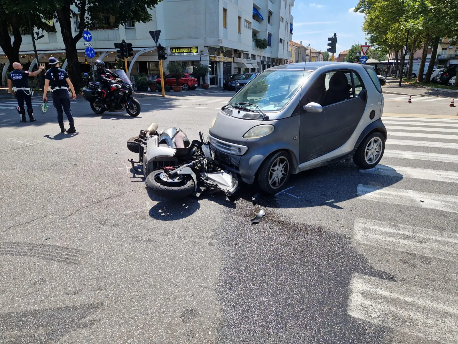 L'incidente auto-moto in via del Sebino a Brescia