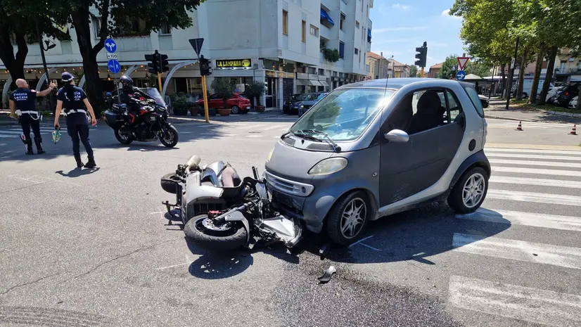 L'incidente auto-moto in via del Sebino a Brescia