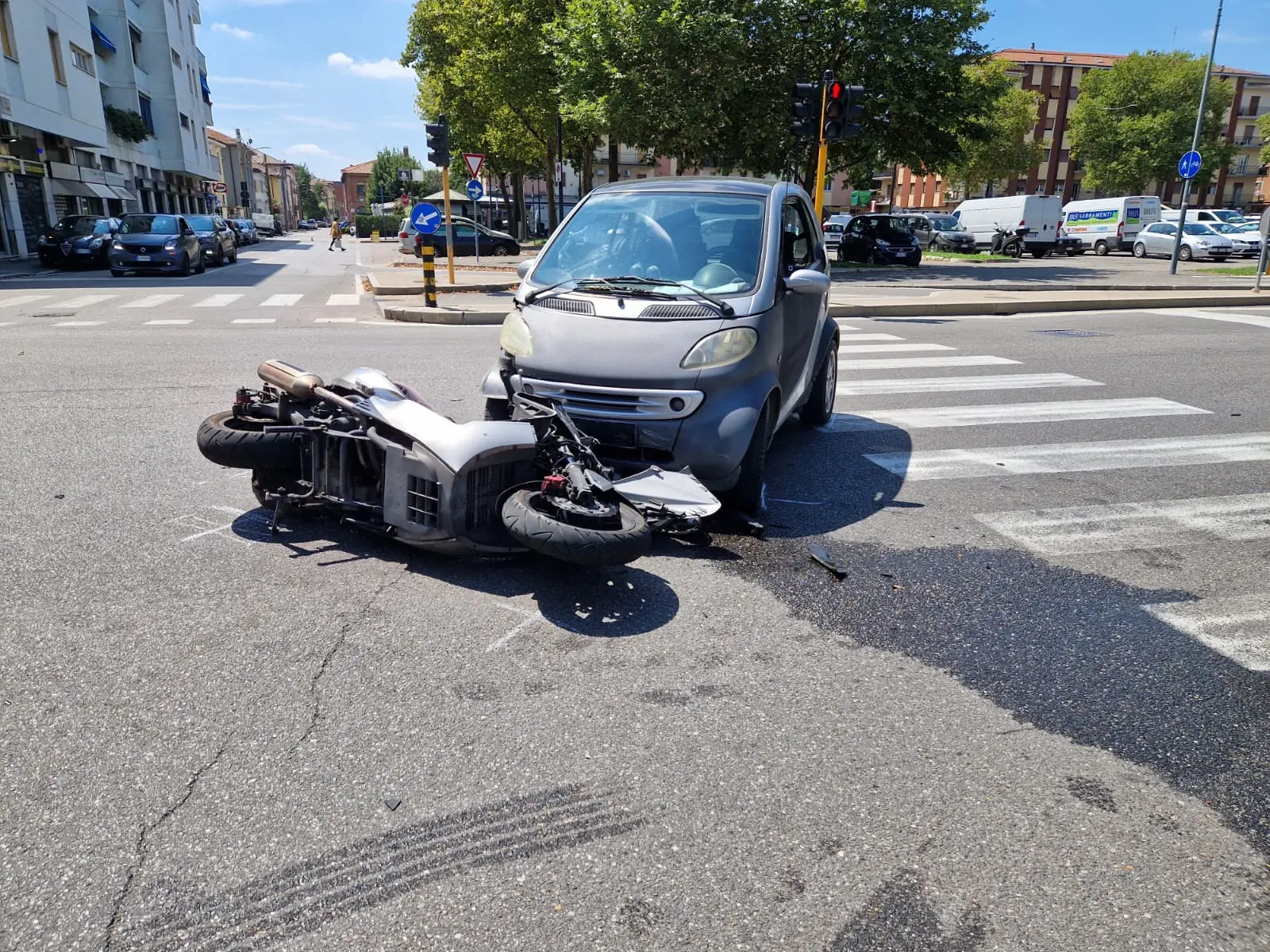 L'incidente auto-moto in via del Sebino a Brescia