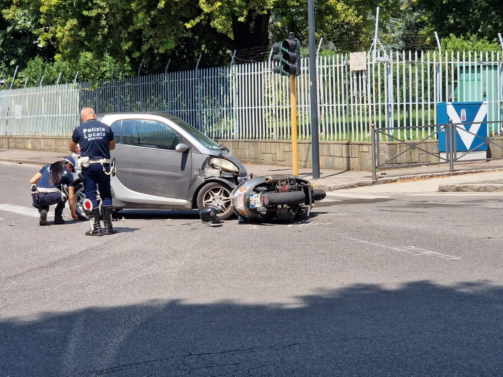 L'incidente auto-moto in via del Sebino a Brescia
