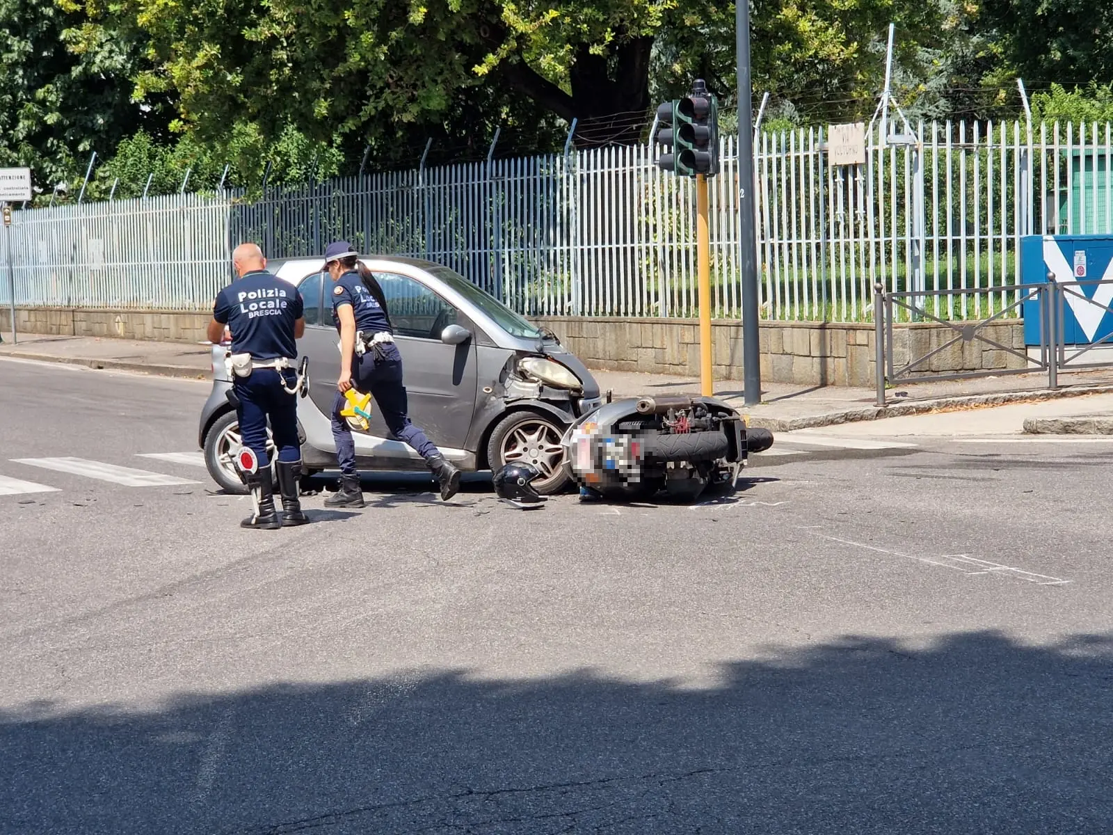 L'incidente auto-moto in via del Sebino a Brescia