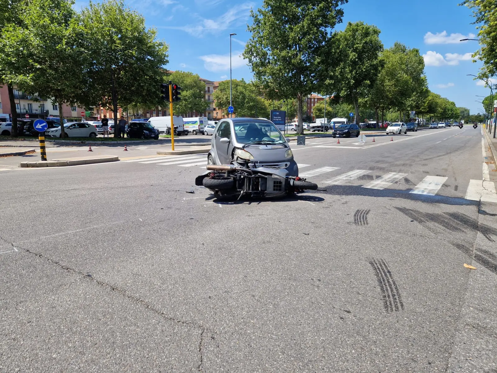 L'incidente auto-moto in via del Sebino a Brescia