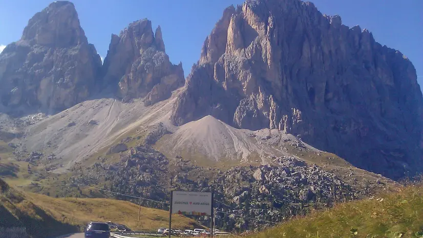 Bolzano - Accordo tra le Province di Bolzano e Trento e i Comuni di Selva Gardena e Canazei per istituire un tavolo tecnico sulla mobilità lungo i passi dolomitici.