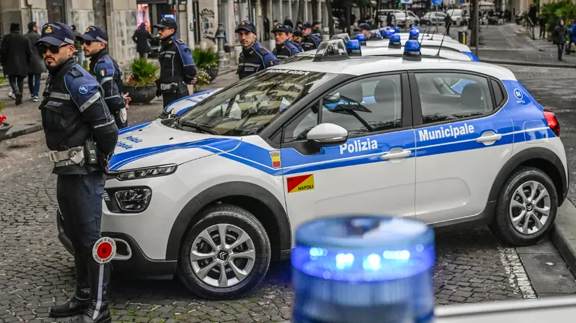 Davanti al palazzo san Giacomo, sede del Municipio, le nuove vetture in dotazione alla Polizia Municipale, Napoli, 20 gennaio 2025. ANSA/ CIRO FUSCO