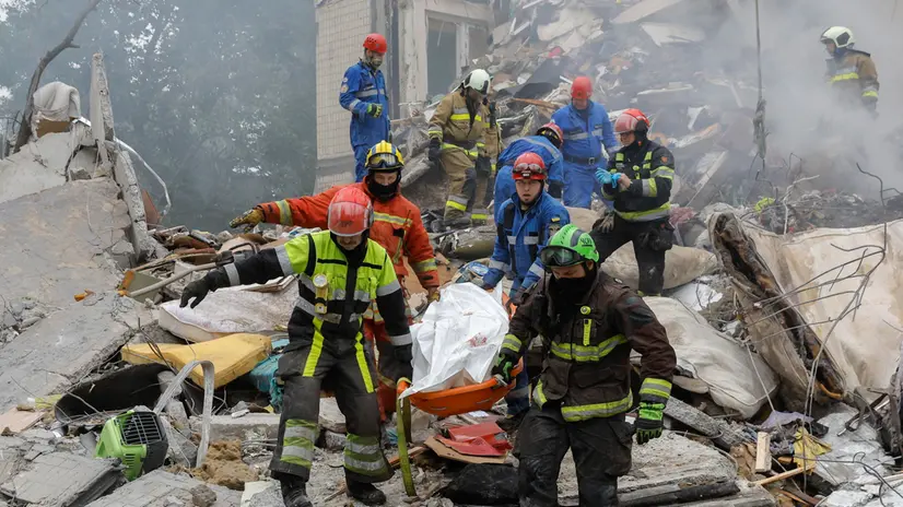 epa12274444 Ukrainian rescuers carry the body of a victim at the site of the Russian strike on a nine-storey residential building in Kyiv, Ukraine, 31 July 2025. At least seven people were killed in Kyiv, and dozens more were injured, as Russia launched a countrywide overnight attack with drones and missiles, the State Emergency Service said on 31 July. EPA/SERGEY DOLZHENKO